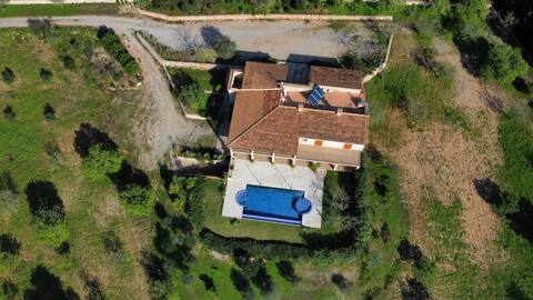 Peaceful retreat villa, infinity pool & jacuzzi