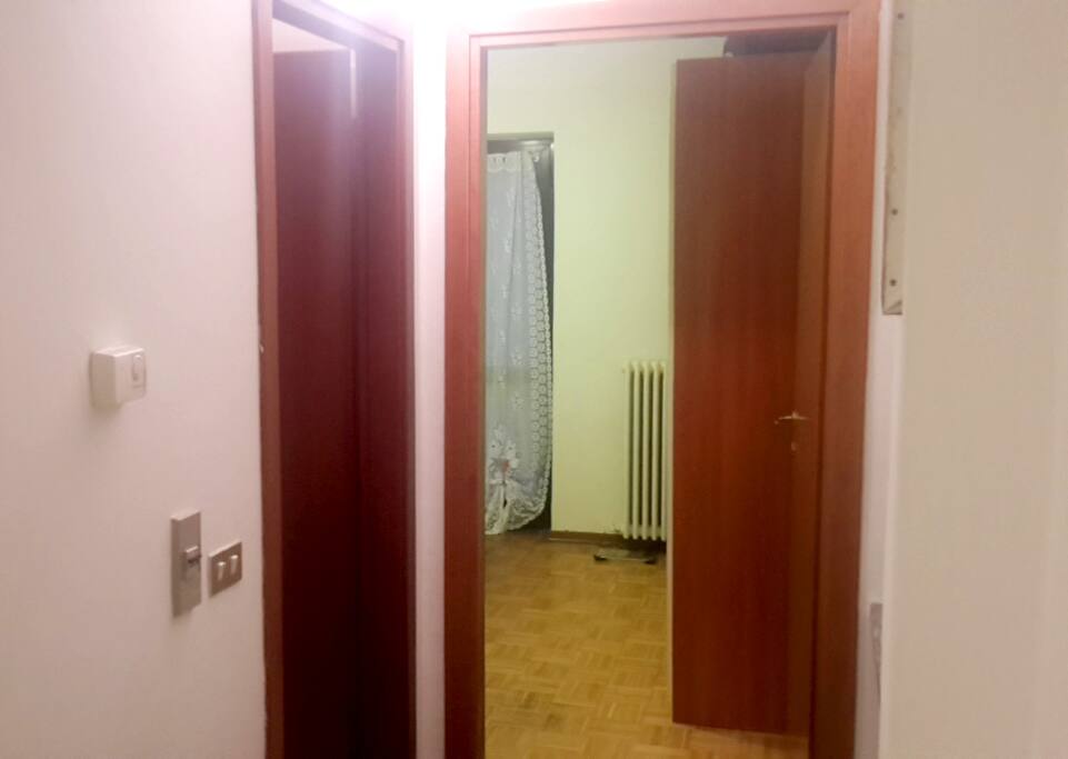 Cucina, bagno e camera da letto.
Ferro da stiro e asse da stiro