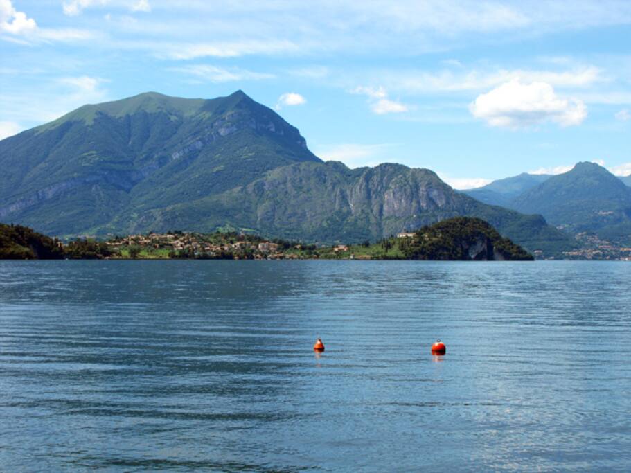 vista di bellagio dalla riva bianca di lierna