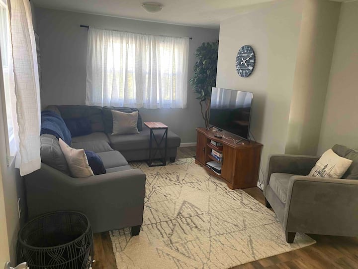 Ტახტები, ტელევიზორი, Youtube TV ადგილობრივი საკაბელო და სპორტული, Netflix, Amazon Prime, Tubi, Pluto, Samsung Tv Plus. Ტახტი, ტახტი, ოსმალური, საბნები, ბალიშები.