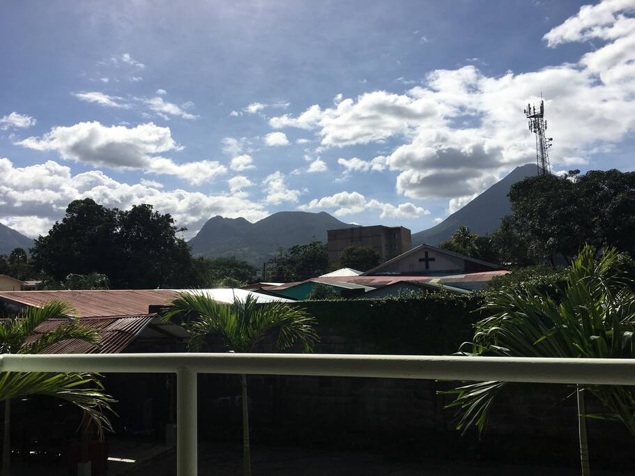El Volcán y cerro chato desde el balcón.