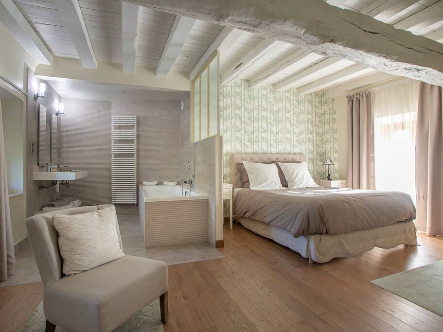Vue générale de la chambre Coulanges avec sa salle de bains