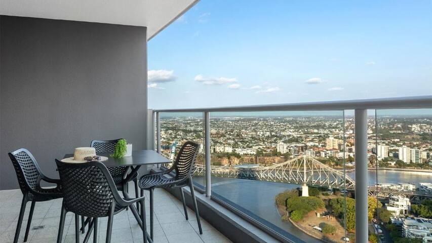 2BR WITH VIEWS OF THE FAMOUS HOWARD SMITH WHARVES gallery image 3