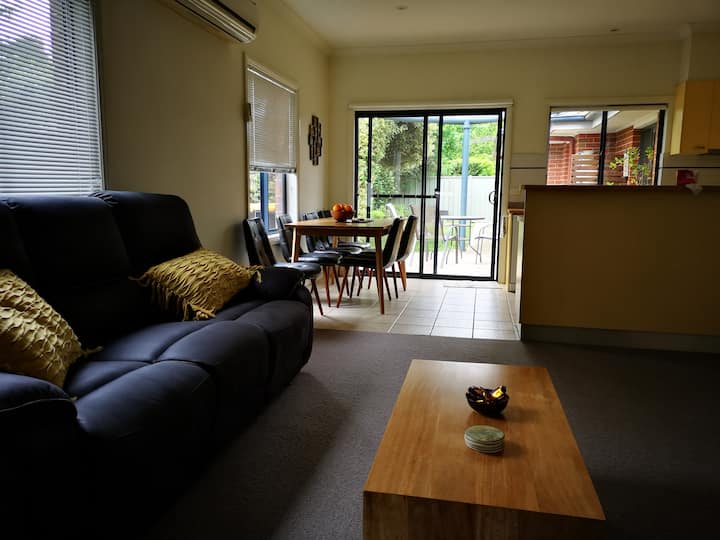Central Bright Townhouse - Bright