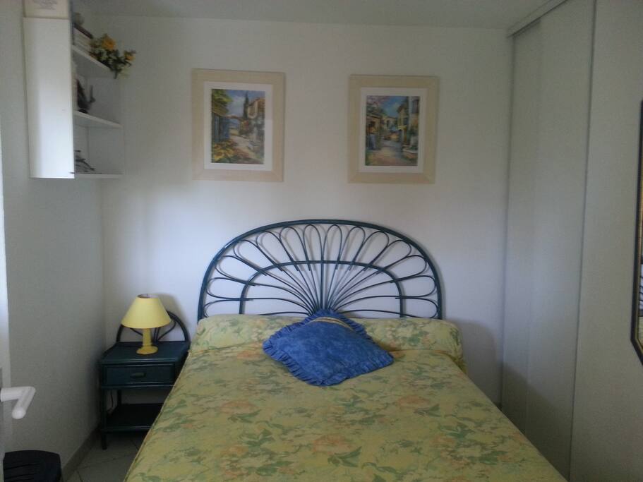 La chambre avec fenêtre donnant sur la terrasse