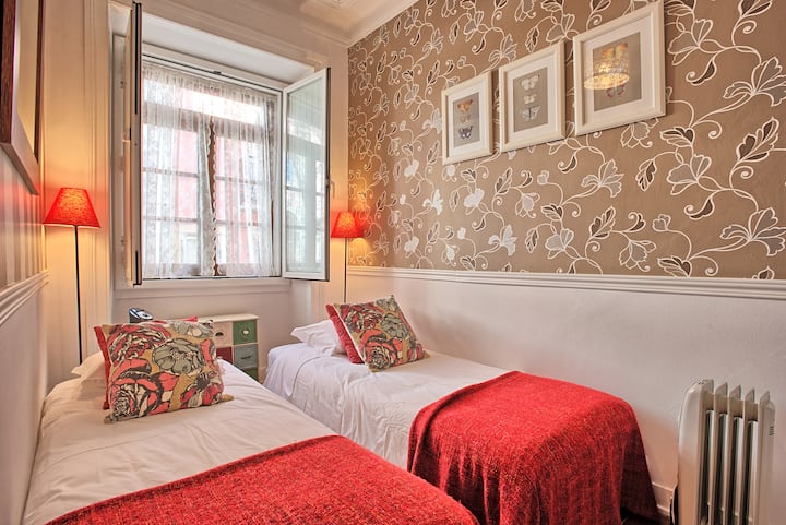 bedroom 2 - 2 single beds (or 1 double)