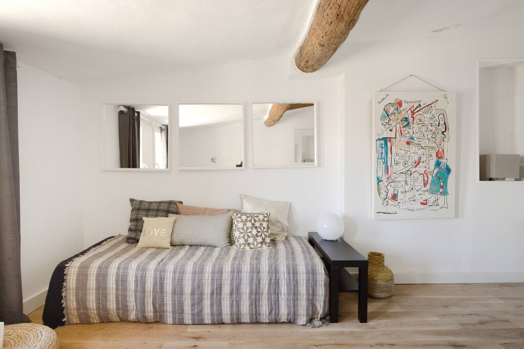 Lit une place dans le salon