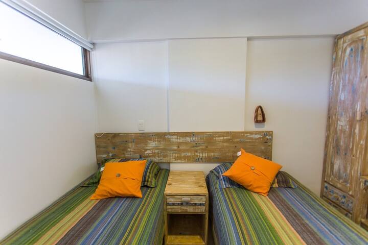 Dhoma e gjumit e dytë me dy krevate, komodinë dhe dollap