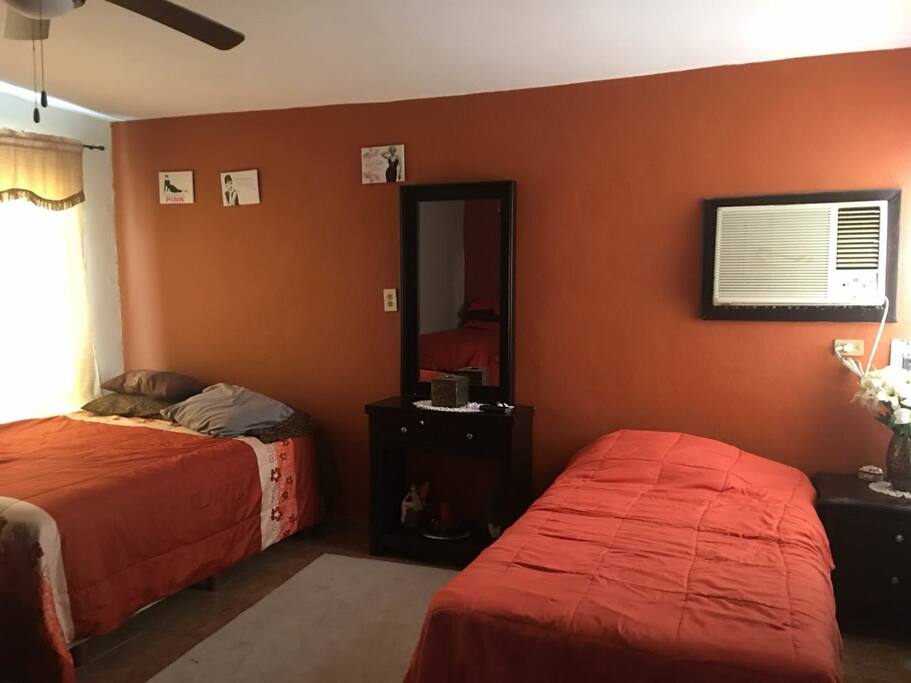 Habitación para 5 personas, con 1 cama QS y 3 individuales.