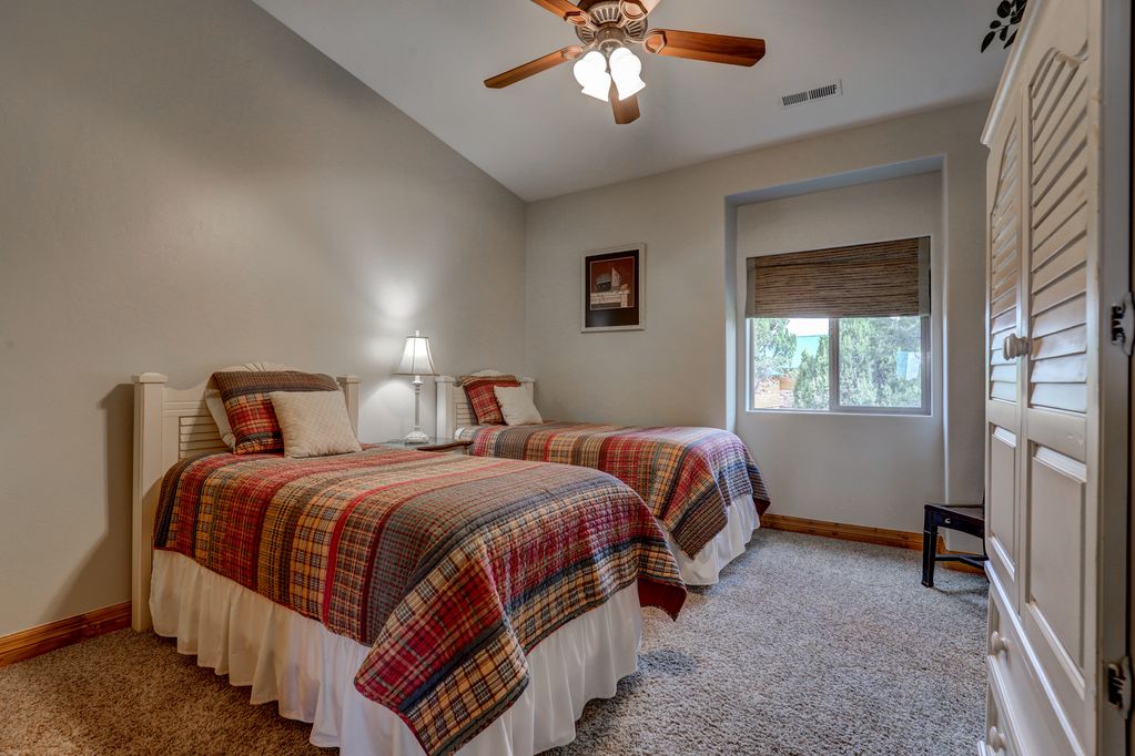 تحتوي غرفة النوم رقم2 على أسرّة مزدوجة يمكن تحويلها إلى سرير كبير وحمام داخلي.