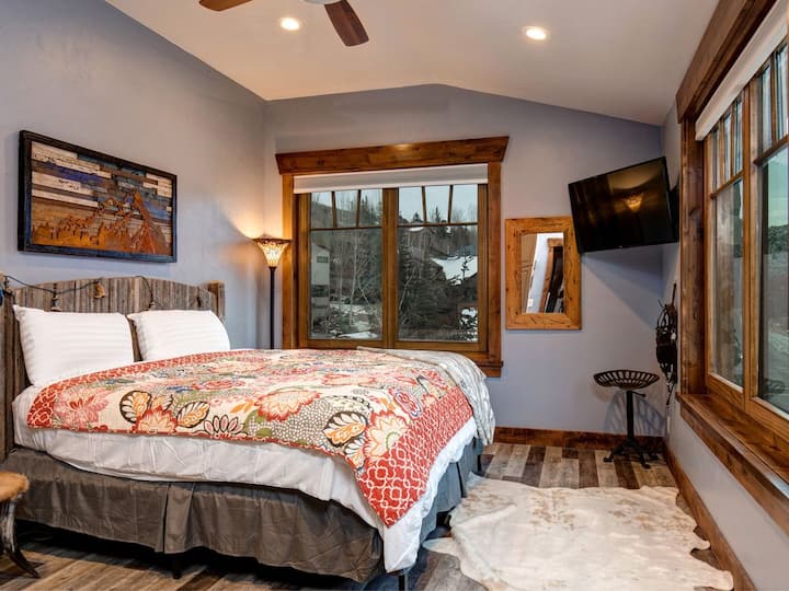 Cowboy/Cowgirl Master - King - гледайте към базата на Deer Valley. Вграден килер.