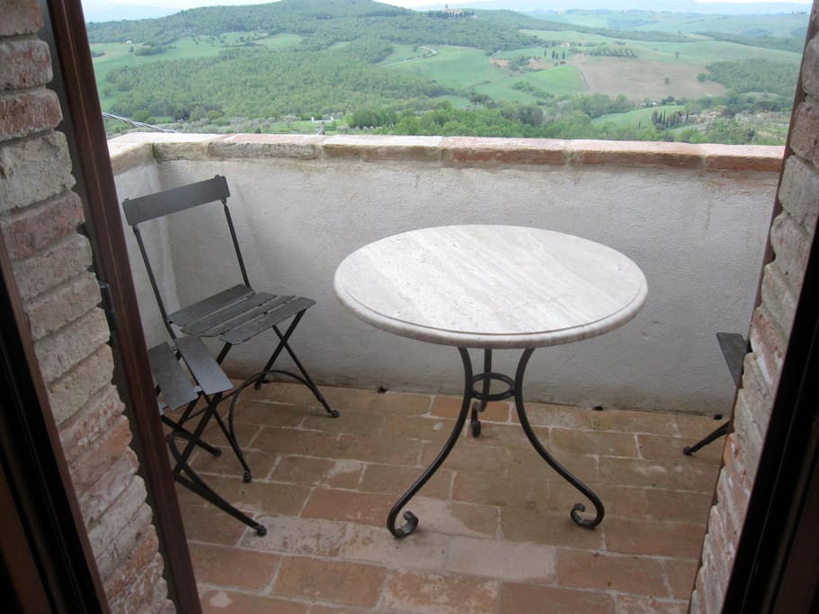 The balcony is ideal for enjoying a glass of local cheeses and Vino Nobile de Montepulciano