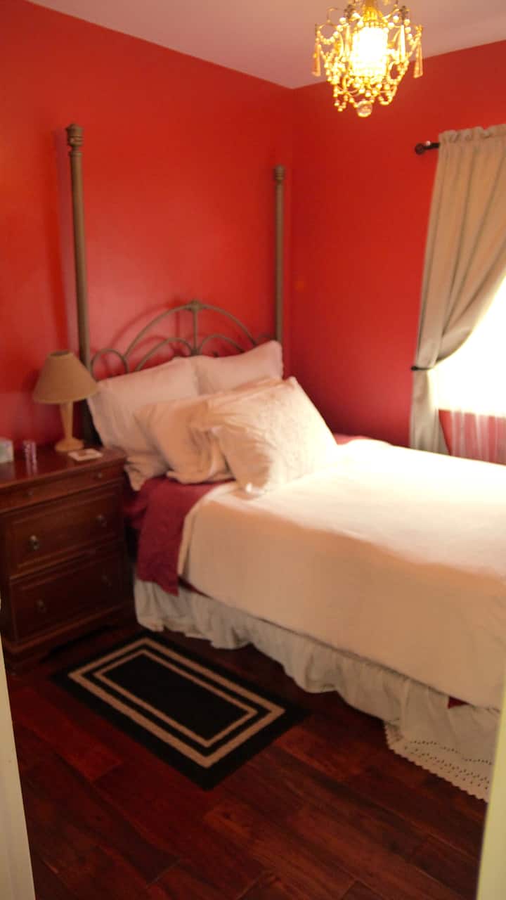 חדר שינה לאורחים עם מיטת קווין סייז - עם  ארון דלתות מראה ~ הרבה אור טוב! 