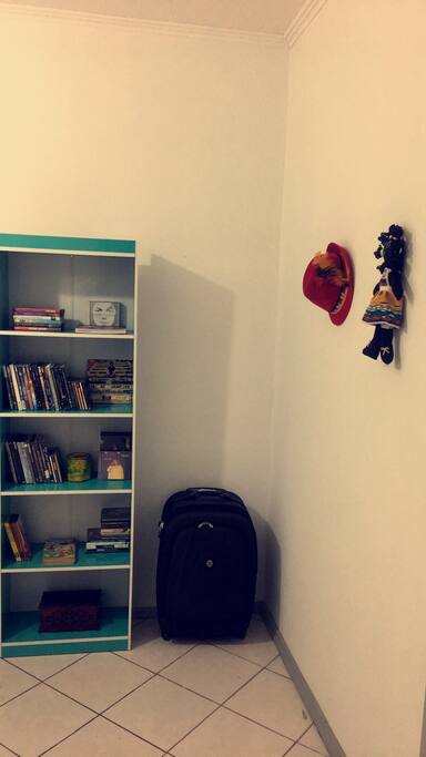 Armário com CDs, DVDs, livros e itens.
Meus chapéu de "Fritz" e uma boneca comprada em viagem a Bahia.