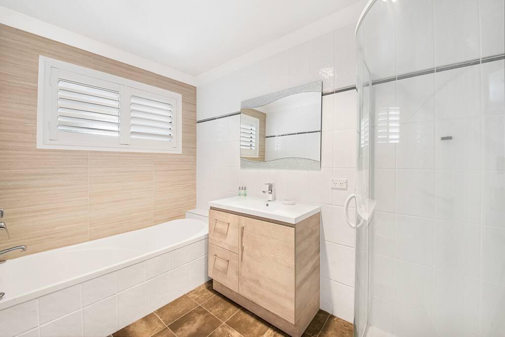 King Valley View private bathroom includes single spa bath & separate shower & separate toilet