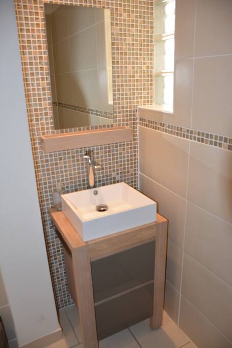 Salle de bain avec douche à l'italienne