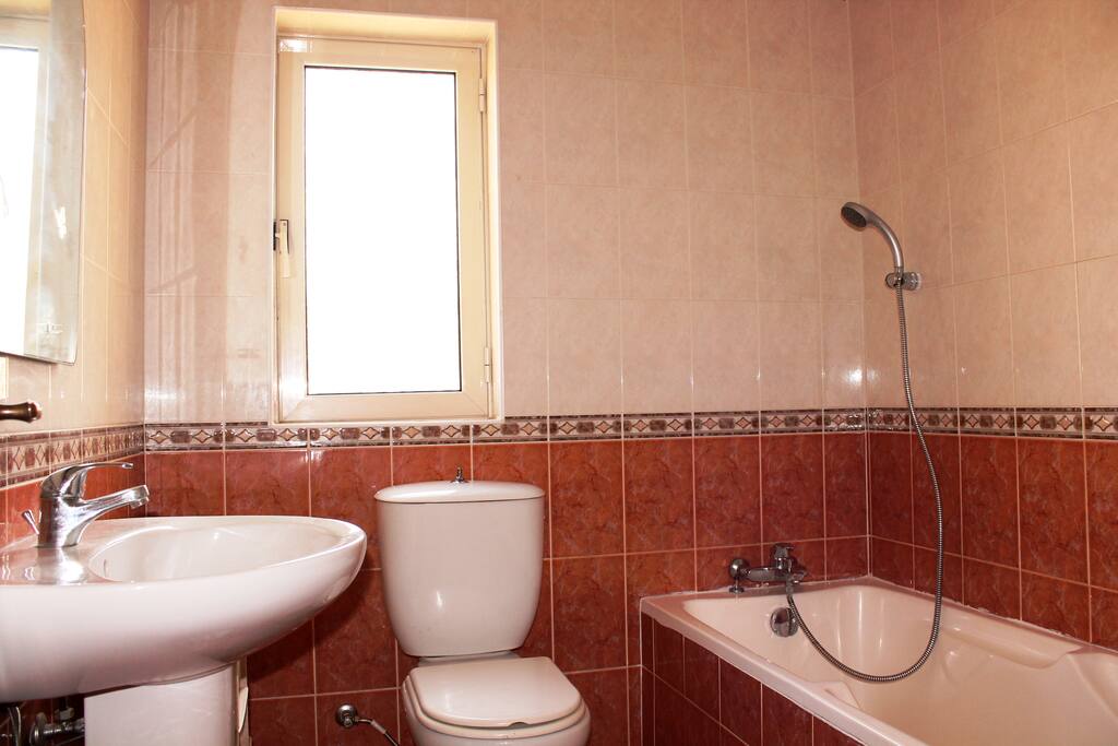 Shared main bathroom