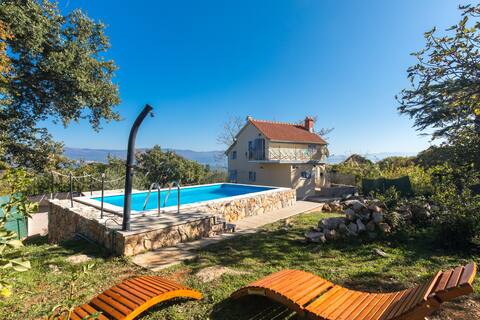 Comfort in quiet relaxing location, garden & pool