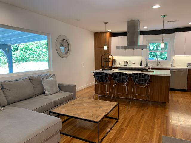 BEAUTIFUL HOUSE IN SHERMAN OAKS, NEAR ATTRACTIONS!