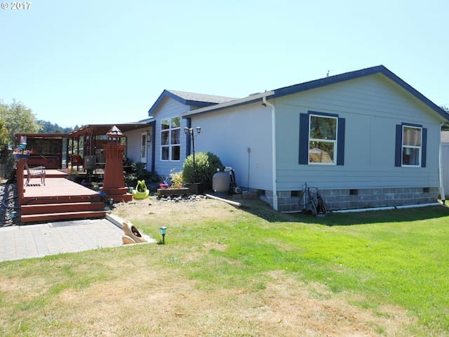 Oregon coastal vacation spa and retreat. Lakeside