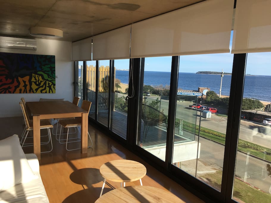 Comedor con capacidad para 6 personas, desde donde se puede ver la Isla Gorriti
