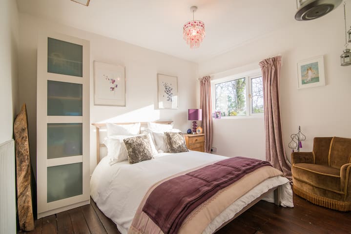 Charming cosy double near mcr airport with WiFi
