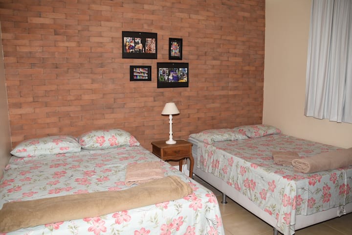 Dormitorio con 2 camas dobles
