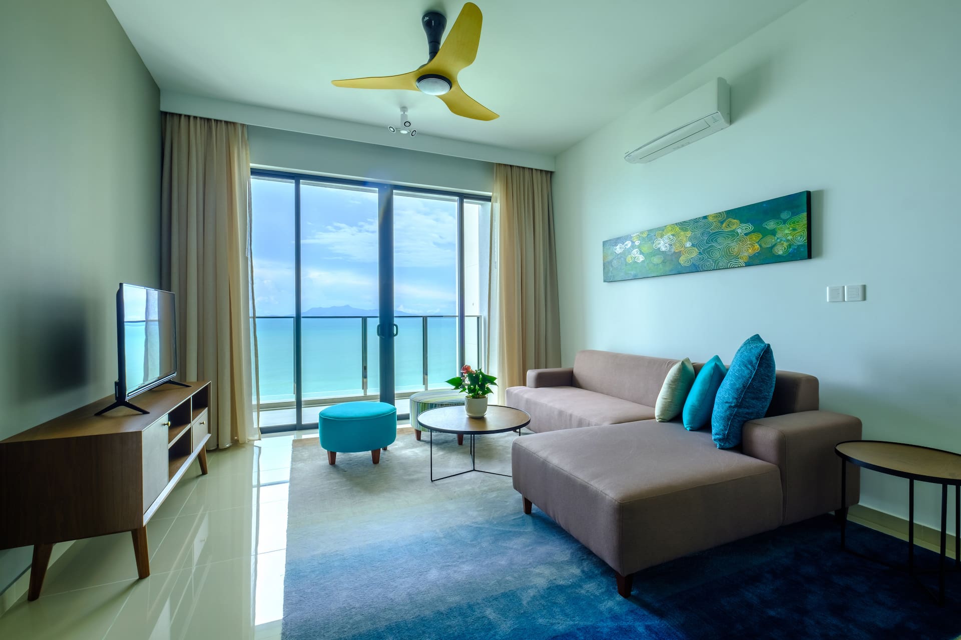 Magnificent Beachfront 3BR Seaview Apartment