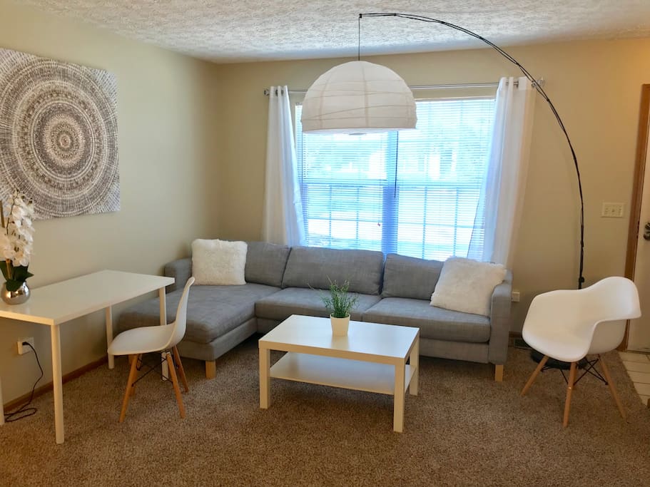 Living room with comfy couch, desk and chair, cable TV with Netflix, and super fast internet WiFi.
Quote from prior guest: "It seems like he recently renovated as all the furnishings were new! I even loved the place down to the carpet!"