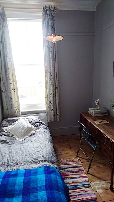 The single room, with sea view and desk