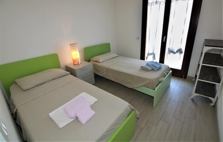 spálňa s dvoma samostatnými lôžkami  s prístupom na balkón / izbu so samostatným lôžkom a prístupom na balkón