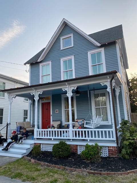 Seas the Bay on Peach St- 4 blocks to the beach!