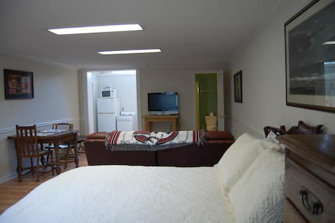 Successful Airbnb property: Guest house in heart of 5 points in Athens
