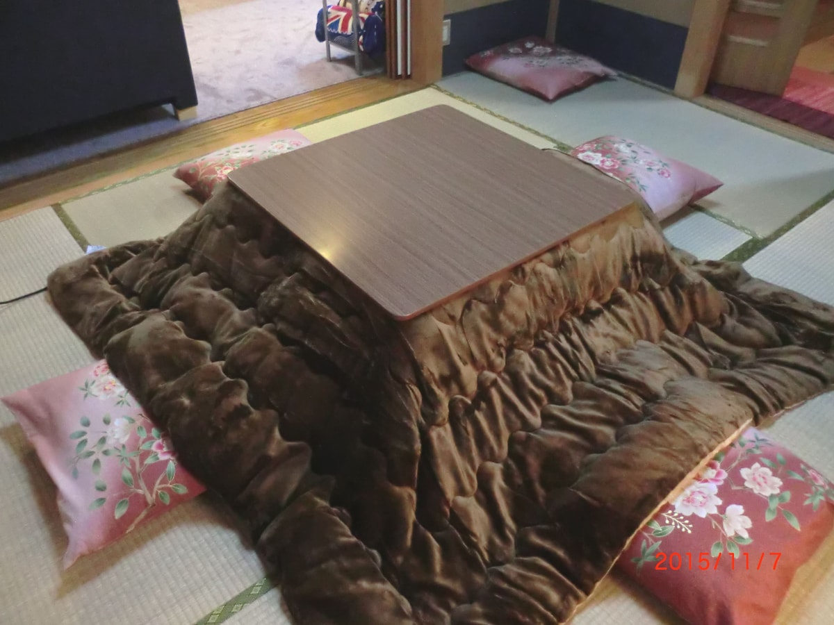 Kotatsu se proporciona durante el invierno.
Esta es la sala de estar en el primer piso.