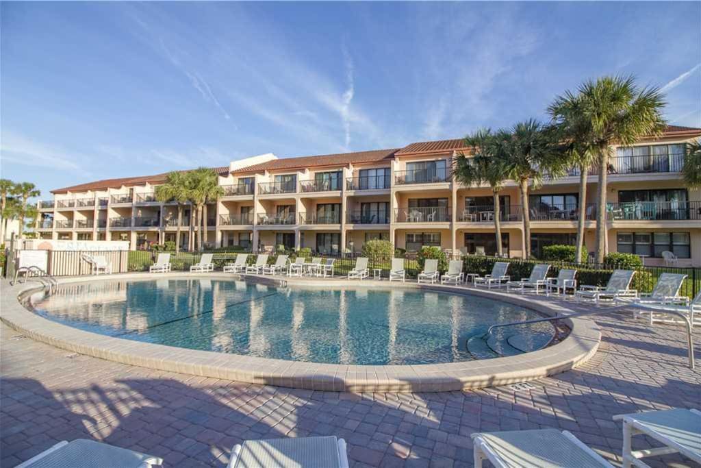 Pool Fun! - Float calmly in the beautiful Sea Place pool. Or lounge comfortably poolside while the kids swim to their hearts' con