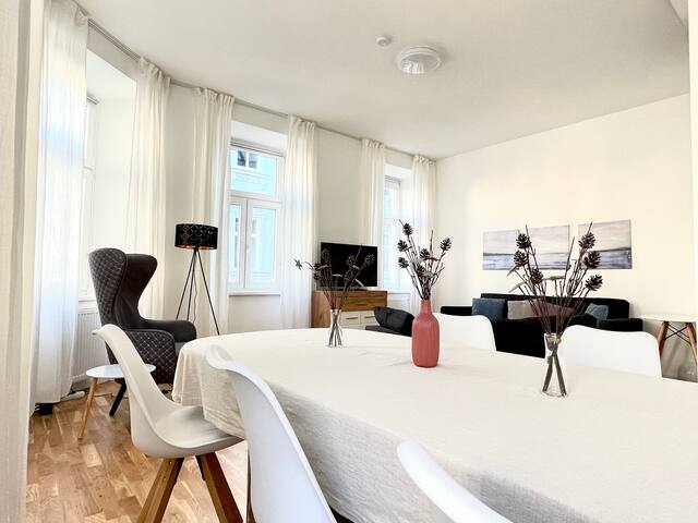 BIG Apartment – Top location – 5 bedroom/4 bath gallery image 3