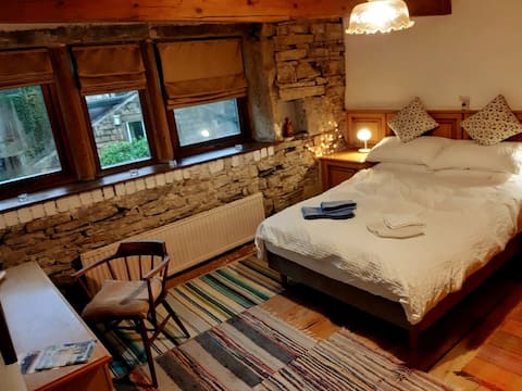 Weaver's cottage near rail station: Master bedroom