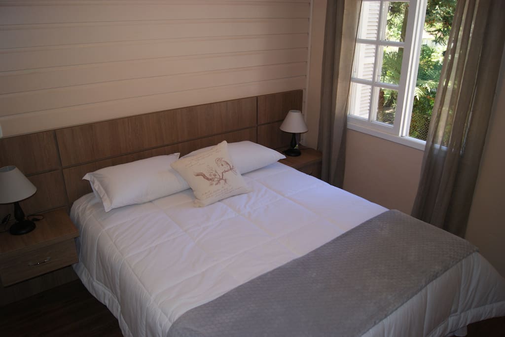 Quarto com cama de casal.