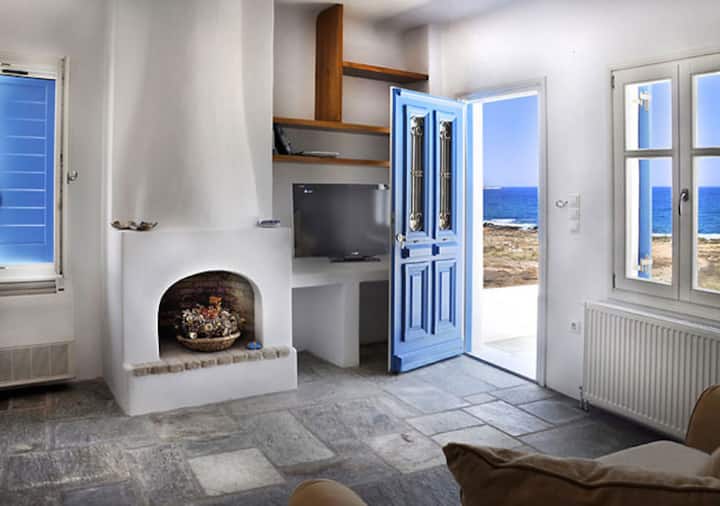 Mooi huis voor een romantisch uitje of familievakantie op Paros. 5 minuten lopen naar de haven van Naoussa.!!