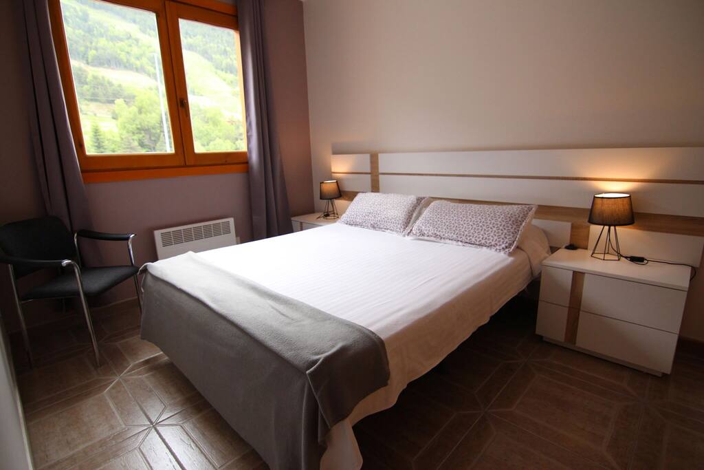 une chambre vaste avec placard