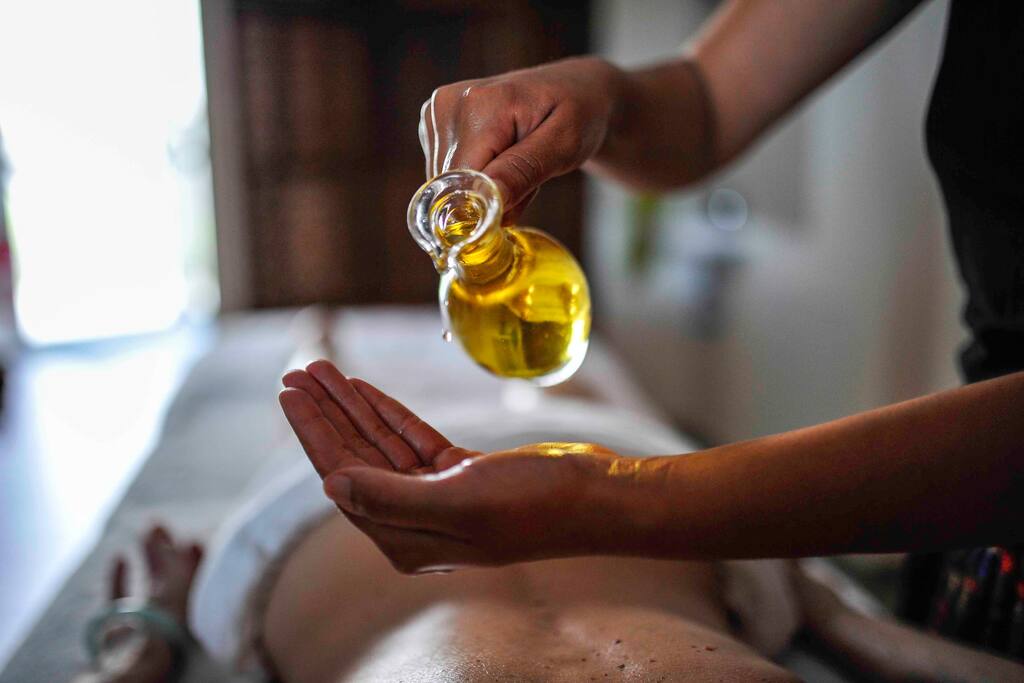Laissez-vous tenter par nos spécialités: Le massage au miel de nos ruches, le massage à la bougie et le cocooning de la ruche.