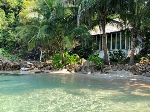 Beachfront House at Coconut Beach Bungalows