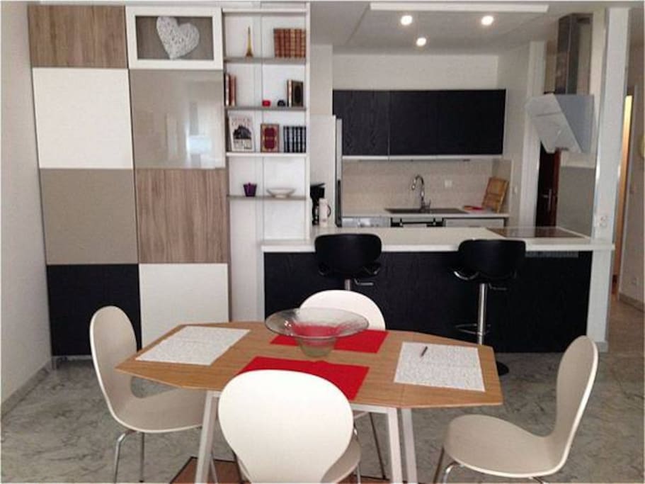 Salle à Manger & vue Cuisine Américaine
