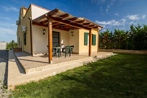 Top performing Airbnb: Case Vacanze Paradise Beach pool and beach 2° in Campofelice Di Roccella