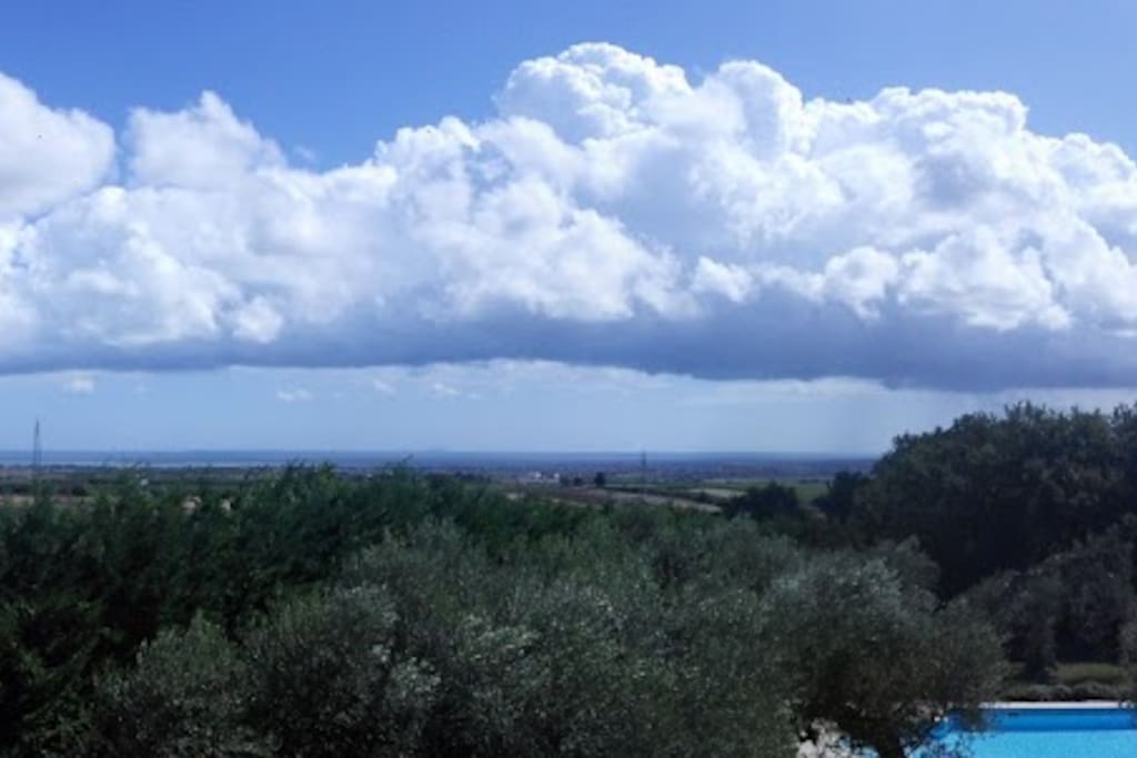 Vista del giardino e del mare dalla terrazza panoramica