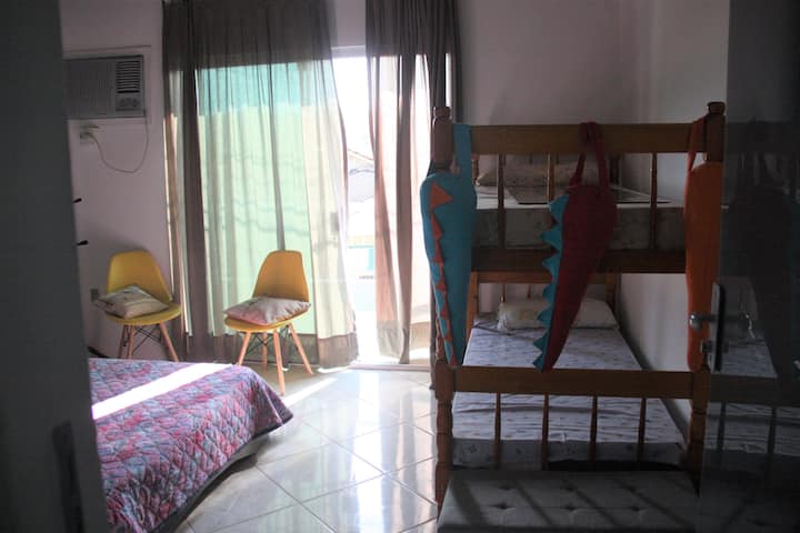 חדר שינה 3 מיטות זוגיות ומיטת קומתיים, מיזוג אוויר ומרפסת