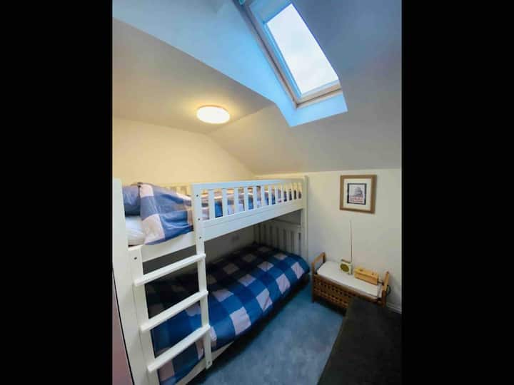 Manja spavaća soba na katu 