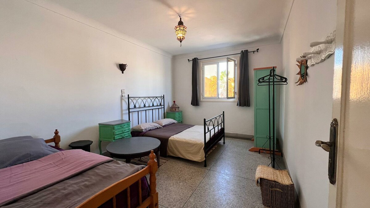Tweepersoonsbed /driepersoonskamer :
slaapkamer  met groot raam, geschikt voor 2-3 gasten.
Een tweepersoonsbed/een een eenpersoonsbed.
Traditionele kledingkast, vloerhanger, Marokkaanse lage tafel.
Tweede slaapkamer: tweepersoonsbed en 1 eenpersoonsbed.
Uitgelichte kledingkast/ophangrek/Marokkaanse ronde tafel
