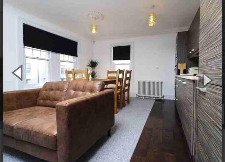 Central 2 Bed~parking~near Marina, Shops & Food. 3 - 修咸頓