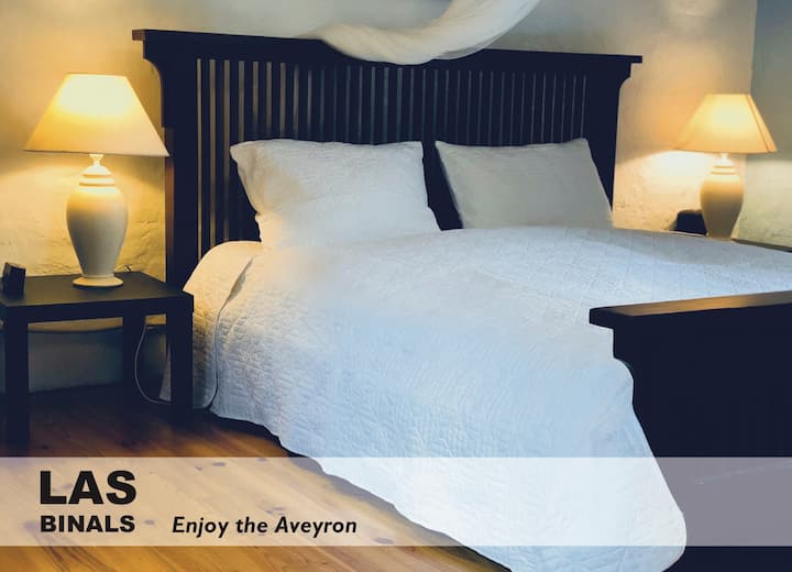 غرفة النوم الرئيسية المعروفة باسم الغرفة الزرقاء
